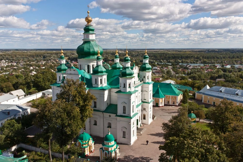 Чернігів - це місто з багатою історією та культурною спадщиною.