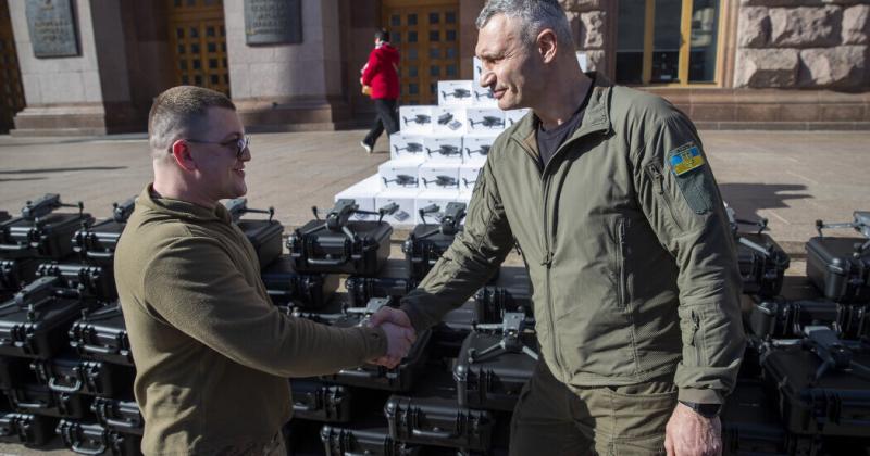 Кличко передав значну кількість дронів 5-й штурмовій бригаді на Донбас від імені громади Києва.