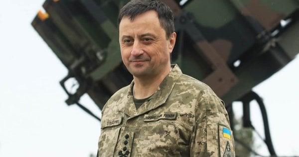 Умєров повідомив, що відставка командувача Військово-повітряних сил Миколи Олещука не має жодного відношення до втрати F-16.