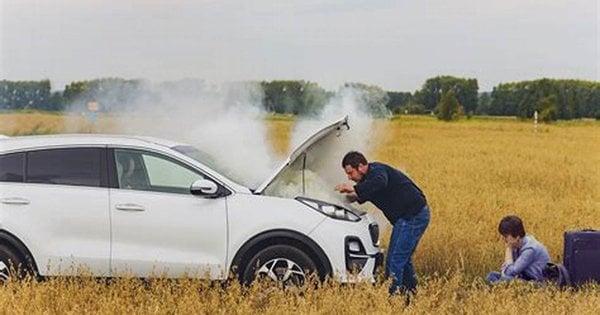 Дим, що виходить з-під капота: як діяти водію, якщо двигун почав закипати.