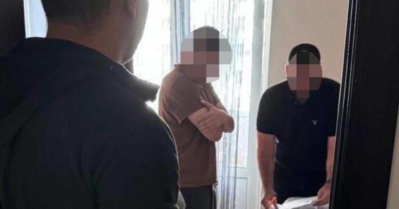 За суму від 10 до 15 тисяч доларів: як 22-річний керівник юридичної компанії сприяв ухилянтам у виїзді за кордон (фото)