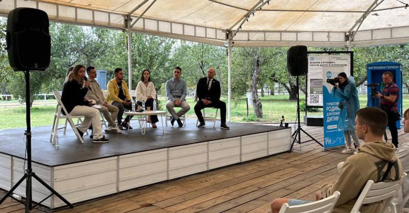 На ВДНГ з'явилася телефонна будка, в якій звучать голоси дітей, що виховуються в інтернатах.