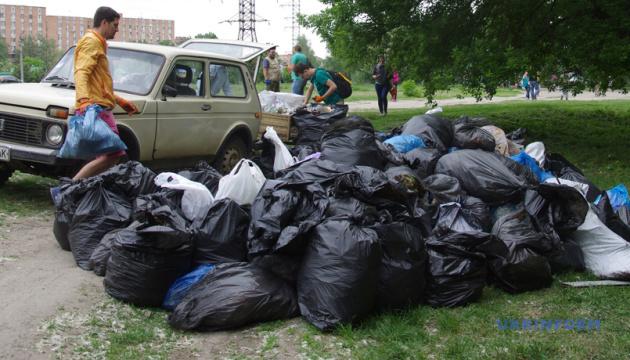 У рамках Всесвітнього дня прибирання Україна зібрала більше 68 тисяч тонн відходів.