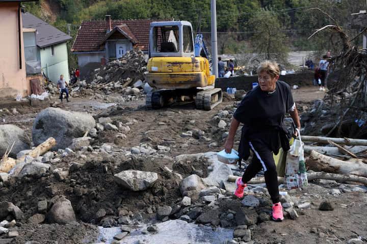 Через повені в Боснії загинуло не менше 22 осіб, а рятувальні служби продовжують пошуки зниклих.