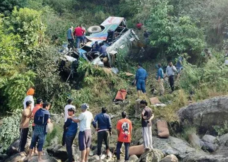 В Індії автобус злетів у прірву, внаслідок чого загинуло кілька десятків людей.