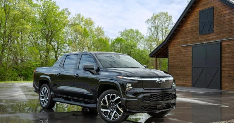 Якщо ви хочете побачити, як Chevrolet Silverado EV виконує дрифт, у нас є захоплююче відео!