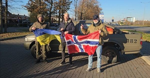 Норвезькі волонтери доставили для українських військових 19 автомобілів.